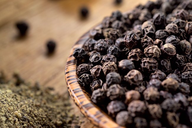 Renunța La Fumat ușor: Tine o Cura cu uleiului esențial de piper negru