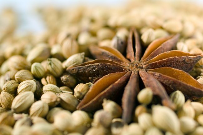 Remediu natural pentru disconfort digestiv și indigestie: Uleiului esențial de cardamom: Călătoriți prin tărâmul sau minunat și descoperiți puterea sa vindecătoare