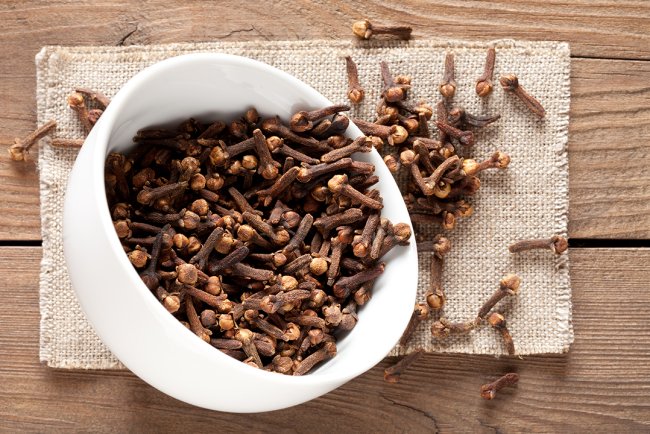 Remediu natural pentru dureri de tot felul: uleiul esențial de cuișoare vine în ajutorul tău!