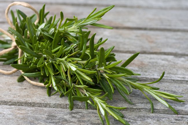 Secretul părului frumos și sănătos: Ulei esențial de rozmarin - Remediul natural pentru combaterea căderii părului